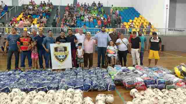 Jean e Márcio Oliveira entregam material esportivo para escolinhas de futebol de Porto Velho