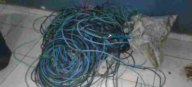 Irmãos adolescentes são detidos furtando fiação de condomínio em Porto Velho