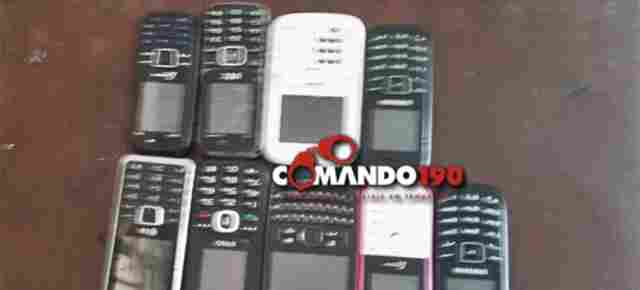 PM flagra homens arremessando aparelhos celulares para dentro de presídio