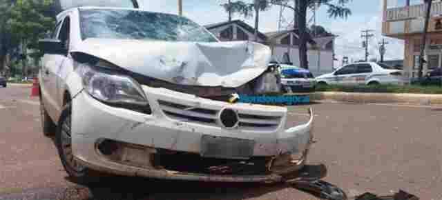 Motociclista fica gravemente ferido após fazer conversão proibida e colidir com carro em Porto Velho