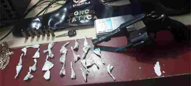 Jovem fica ferido durante perseguição policial; PM apreende arma, cocaína e moto roubada