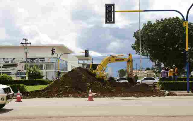 Prefeitura remove canteiro da Avenida Jorge Teixeira com Duque de Caxias