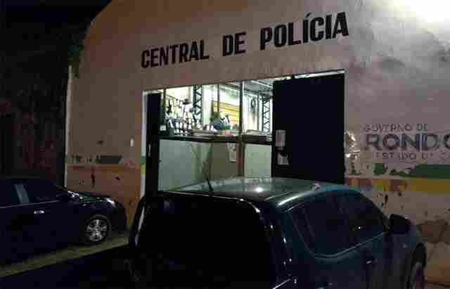 Valentão agride esposa e ameaça matar filho adolescente por causa de caldo apimentado