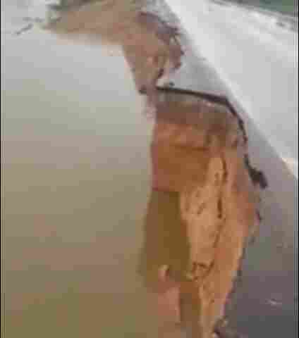 Vídeo: Trecho da BR-364 na Ponta do Abunã cede com a cheia do Madeira