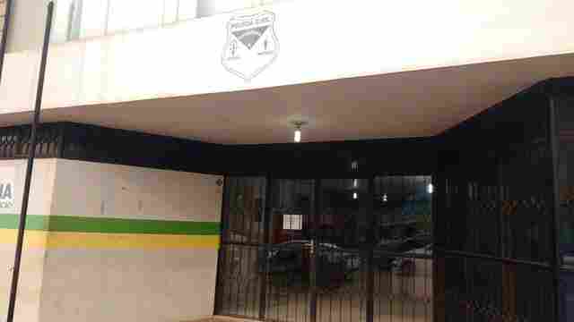 Homem tenta esfaquear esposa após descobrir que ela saiu para festa, em Porto Velho