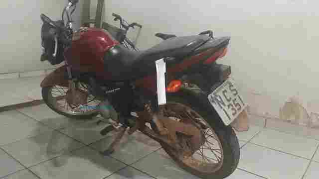 Foragidos são recapturados ao serem flagrados com moto roubada em rua da capital