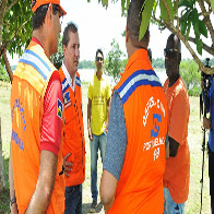 Prefeito da Capital visita Baixo Madeira, tranquiliza população e garante que plano de contingência já está pronto