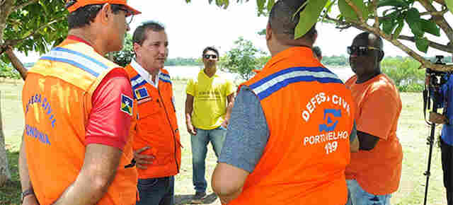 Prefeito da Capital visita Baixo Madeira, tranquiliza população e garante que plano de contingência já está pronto