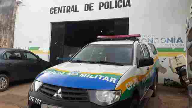 Jovens furtam apartamento de vizinha e são flagrados por câmeras de segurança