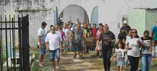 Corpo de carnavalesco é sepultado no cemitério dos Inocentes em Porto Velho