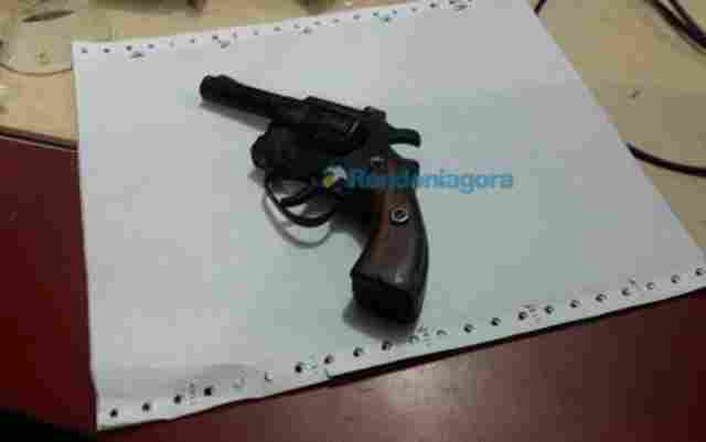 Menor é apreendido com revólver durante tentativa de roubo em residência