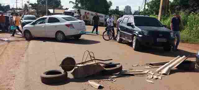 Motoristas bloqueiam Estrada do Belmont em Porto Velho em protesto contra aumentos de combustível