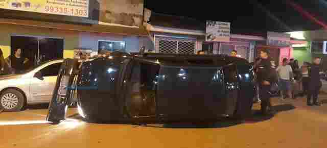 Motorista embriagado colide em carro e moto estacionados e é preso em Porto Velho