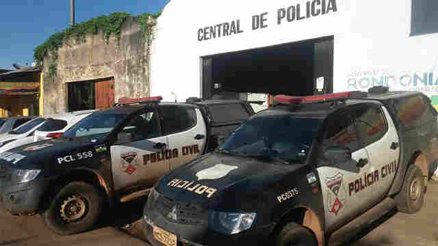 Mulher atinge namorado da enteada com facada e acaba presa