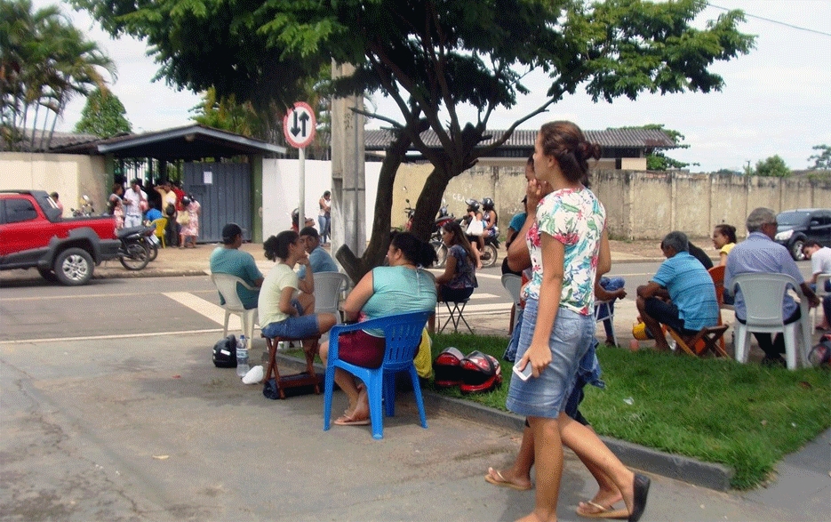 Em busca de vagas, centenas de pais fazem fila em frente de escola militarizada em Ji-Paraná
