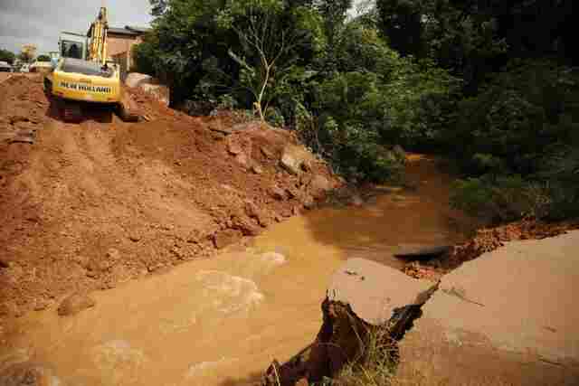 Enxurrada arranca bueiro e abre cratera na avenida Calama
