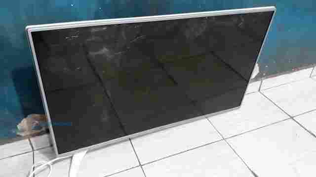 Dupla é agredida por populares ao ser flagrada com TV furtada e entrega comparsa