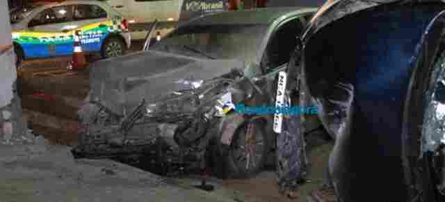 Mulher fica presa às ferragens após colisão entre dois carros em Porto Velho