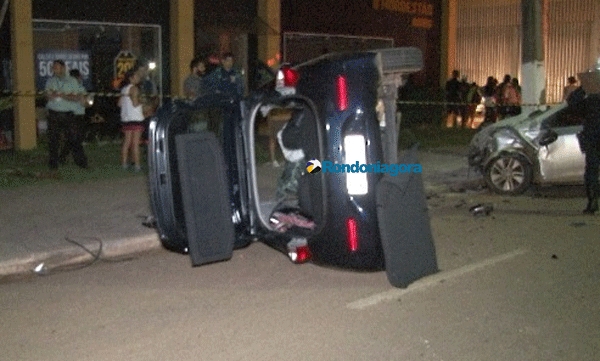 Mulher fica presa às ferragens após colisão entre dois carros em Porto Velho