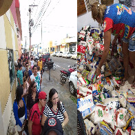 Fila desde a madrugada na Banda para troca de alimentos por chapéu comemorativo