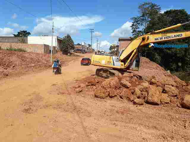 Homens ainda trabalham em bueiro que rompeu na Avenida Calama