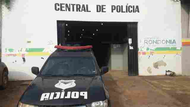 Casal briga por causa de mensagens de celular e marido acaba preso por agressão