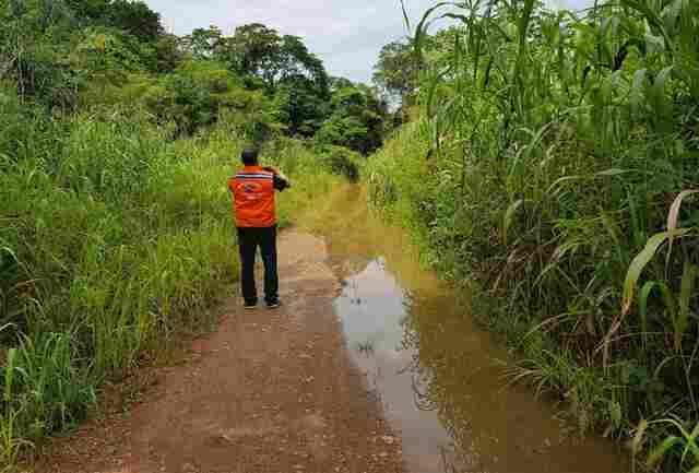 Canal transborda e alaga estrada de acesso ao Ramal Maravilha em Porto Velho