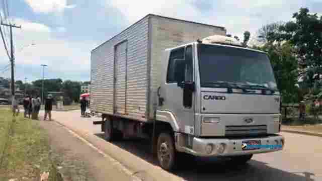 Idoso morre esmagado por caminhão ao tentar atravessar avenida da capital