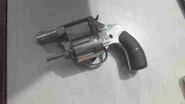 Polícia recaptura foragido, apreende 2 por porte ilegal de arma e prende mais um por tráfico de drogas