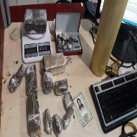 PM prende mulher vendendo drogas em vila de apartamentos