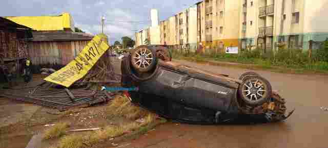 Motorista capota carro, colide em cerca de madeireira e abandona local do acidente