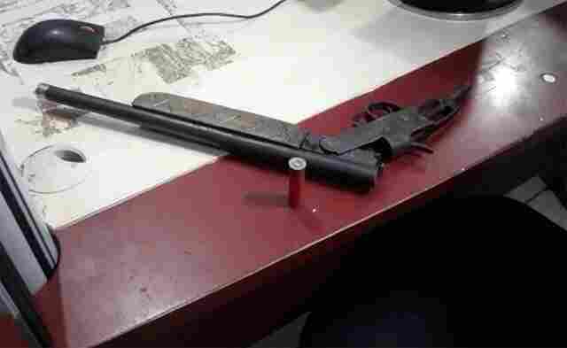 Vítima grita durante assalto e bandidos acabam presos ao tentarem roubar moto