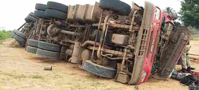 Motorista sofre mal súbito e caminhão tomba na BR-364