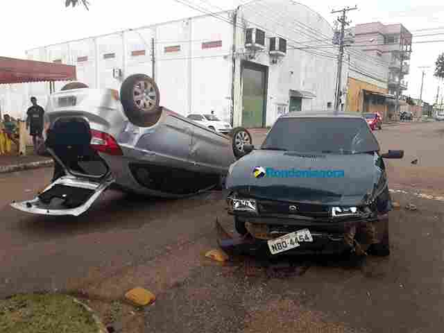 Motorista invade preferencial e acaba causando acidente com capotamento