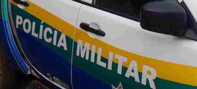 Durante discussão, homem atira na barriga da esposa e foge