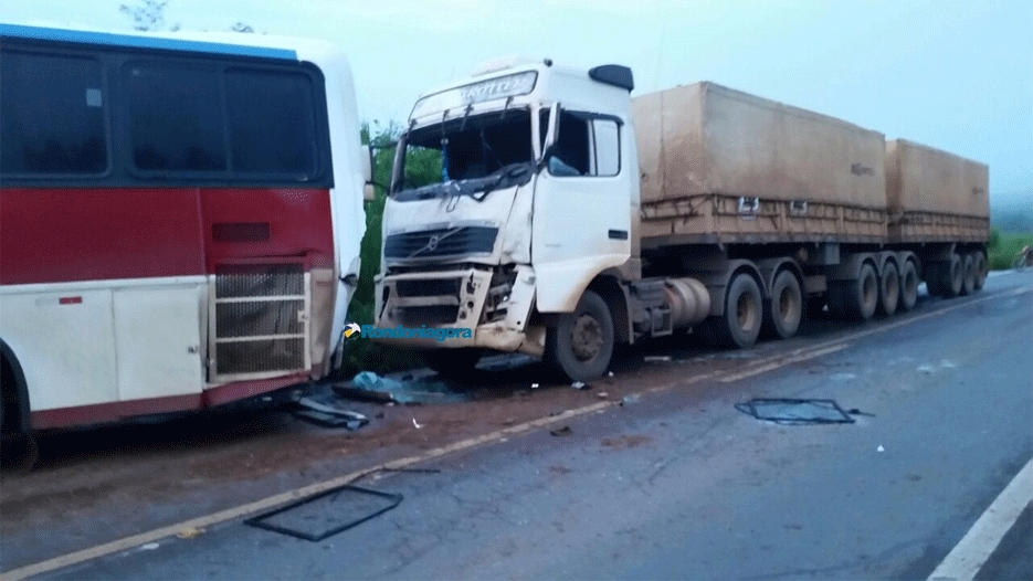 Uma pessoa morre em acidente envolvendo carreta, ônibus e caminhão na BR-364