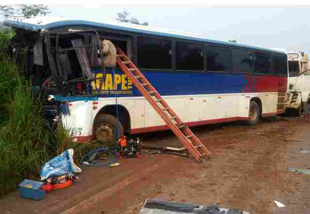 Uma pessoa morre em acidente envolvendo carreta, ônibus e caminhão na BR-364