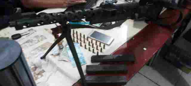 Homem é preso com metralhadora em carro com duas crianças