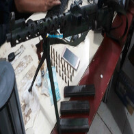 Homem é preso com metralhadora em carro com duas crianças