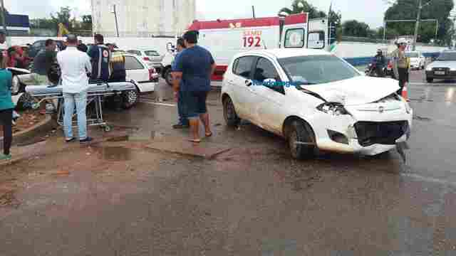 Motorista invade preferencial na Duque de Caxias e colide em outro carro