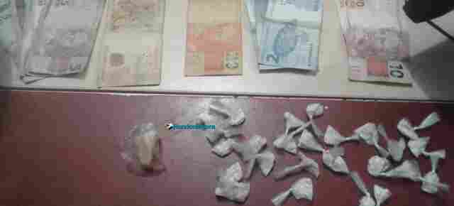 Dois são flagrados com quase 30 porções de droga e confessam que venderiam no Espaço Alternativo
