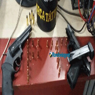 Dupla é presa com armas e moto roubada após perseguição policial em Porto Velho