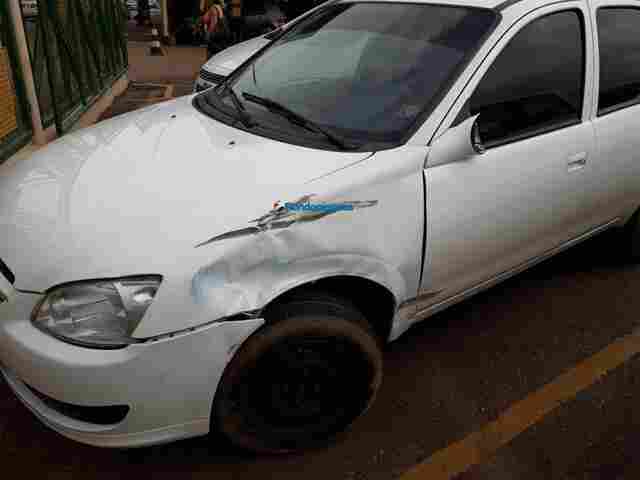 Casal fica ferido em colisão entre moto e carro na Avenida Jorge Teixeira, na capital