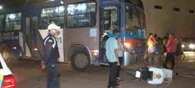 Motoboy fica com fraturas após colisão com ônibus em Porto Velho