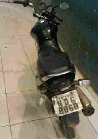 Homem com mandado em aberto é preso em casa com moto roubada