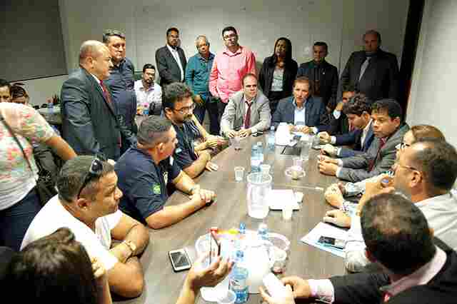 Prefeito assume compromisso de priorizar emprego de vigilantes