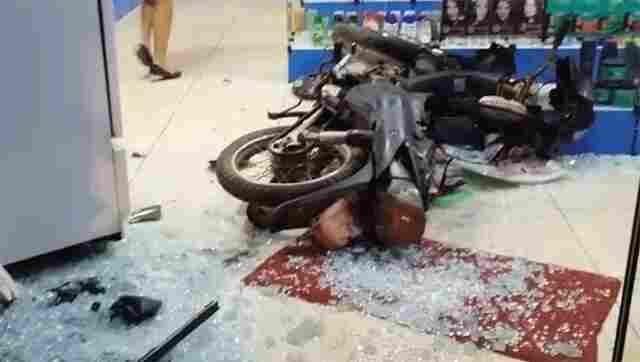 Moto desgovernada invade farmácia na Capital