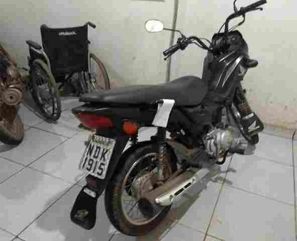 Polícia encontra moto roubada e prende um