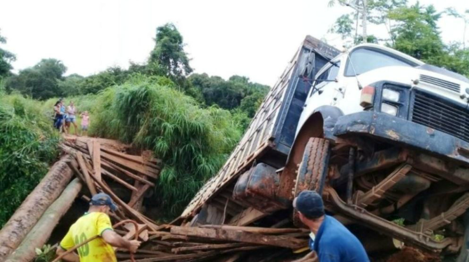 Ponte de madeira quebra e caminhão cai em igarapé