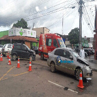 Quatro pessoas ficam feridas após colisão entre dois carros na Duque de Caxias em Porto Velho